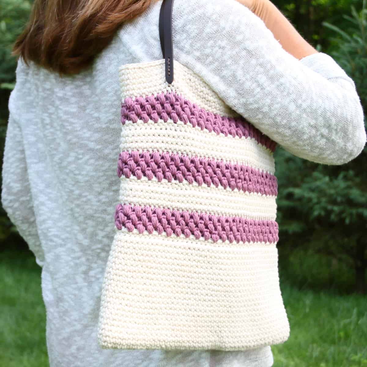 Free Crochet Bag Pattern. Tote Around Your Summer Books and Gadgets.