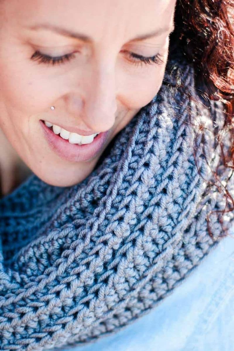 Blue ribbed scarf
