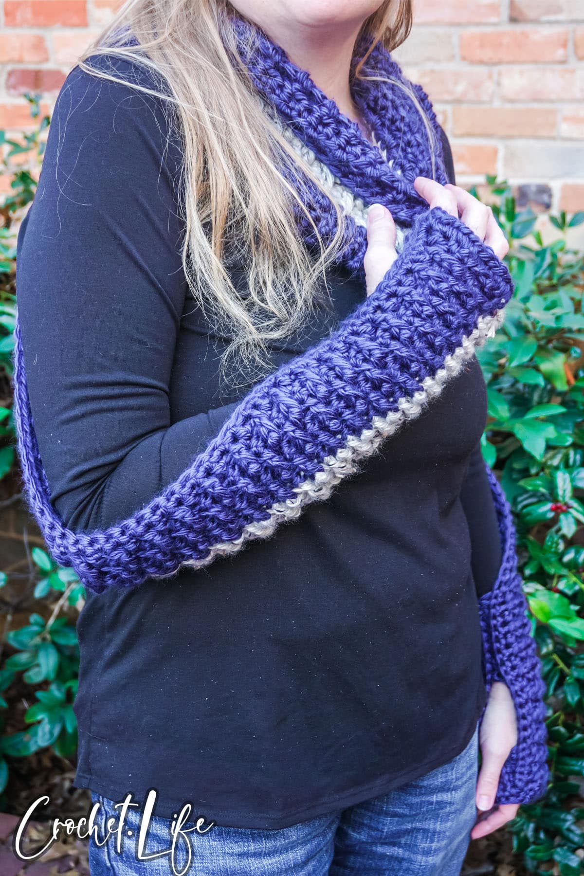 easy crochet pattern to make a Scarf with Sleeves